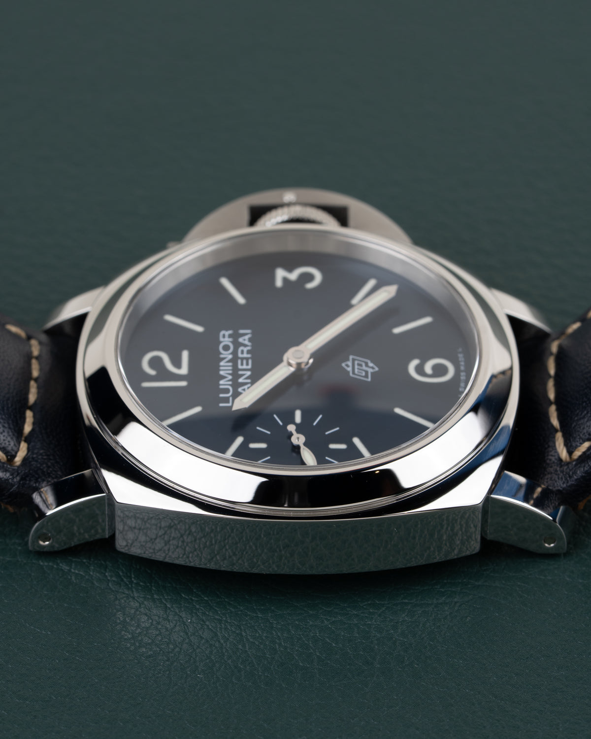 Panerai Luminor Base PAM01085 - horloge 90 graden de andere kant op gedraaid, kroonbeschermer bovenaan