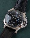 Panerai Luminor Chronograph PAM01109 - close-up frontaal onder een hoek met zwarte wijzerplaat en Safety Lock kroonbeschermer