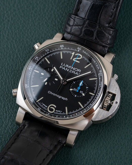 Panerai Luminor Chronograph PAM01109 - close-up frontaal onder een hoek met zwarte wijzerplaat en Safety Lock kroonbeschermer