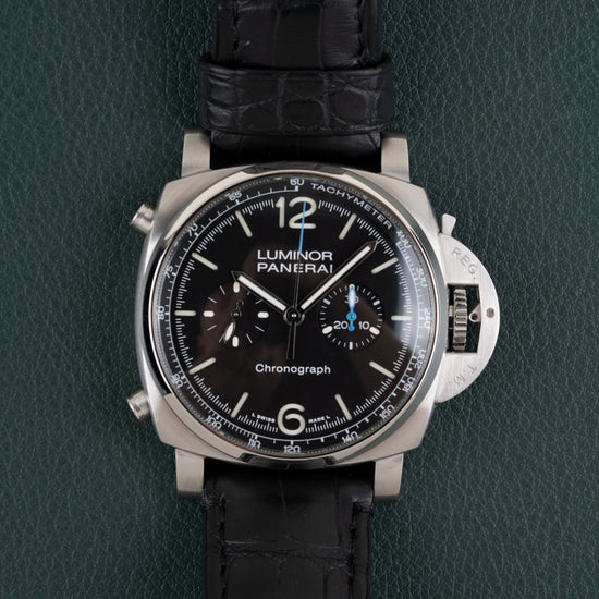 Panerai Luminor Chronograph PAM01109 - volledig horloge recht van boven met zwarte alligatorlederen band