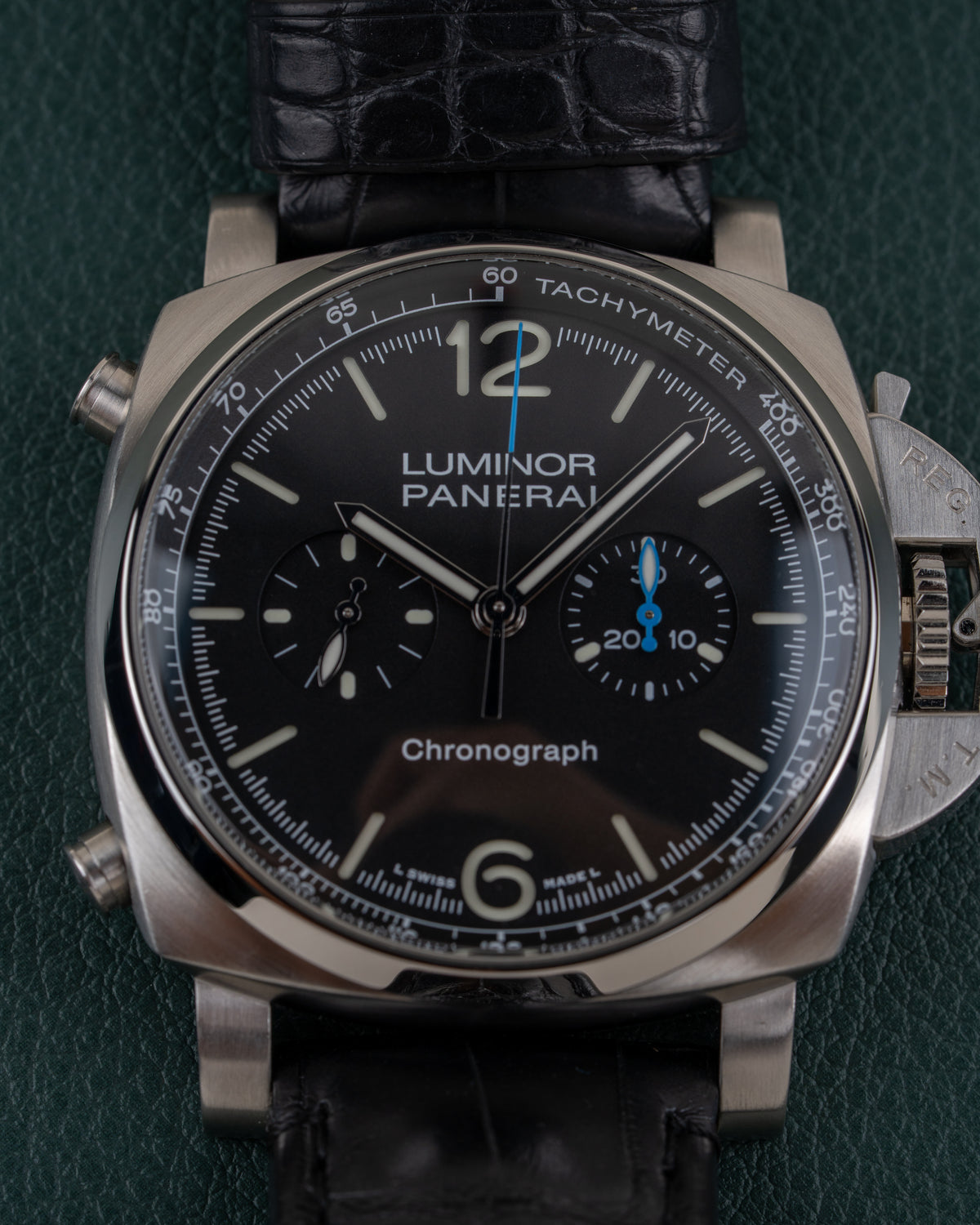 Panerai Luminor Chronograph PAM01109 - frontale close-up van de zwarte wijzerplaat met tachymeterschaal en drukknoppen