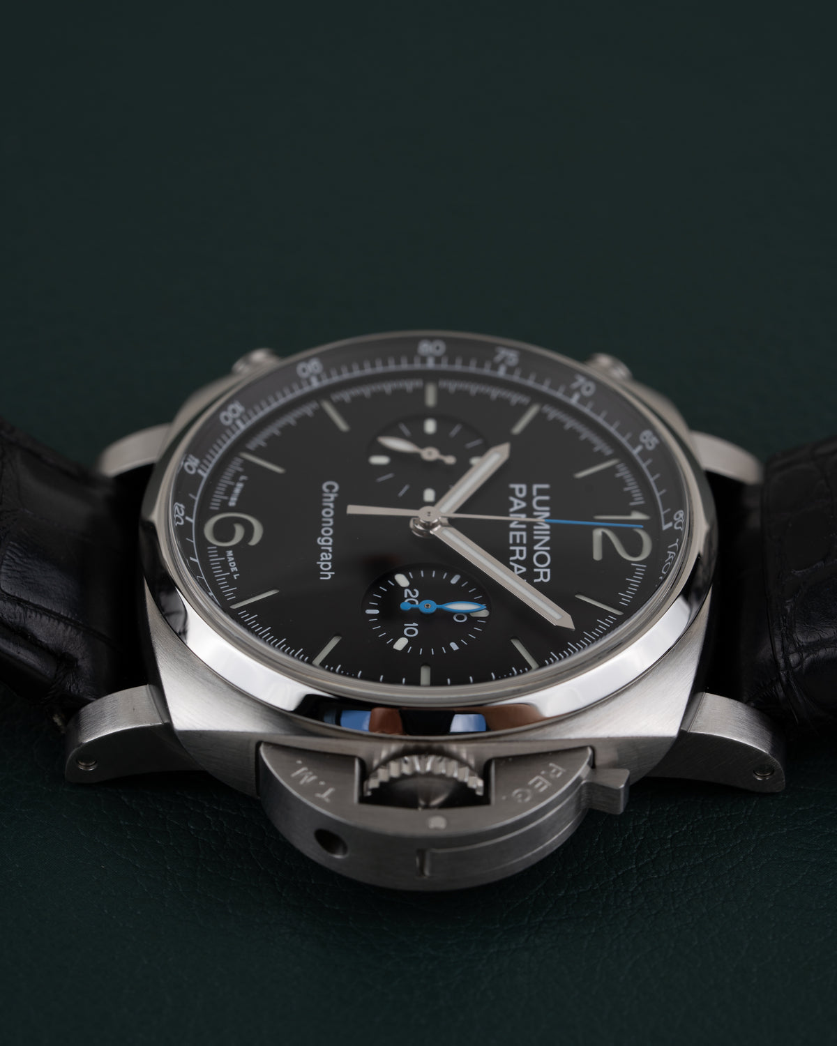 Panerai Luminor Chronograph PAM01109 - zijaanzicht liggend op de kroonzijde met Safety Lock kroonbeschermer duidelijk zichtbaar