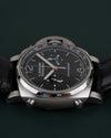 Panerai Luminor Chronograph PAM01109 - zijaanzicht liggend op de Safety Lock kroonbeschermer met de twee drukknoppen zichtbaar