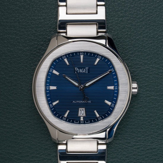 Piaget Polo Date P11268 - frontaal aanzicht van de blauwe guilloché wijzerplaat