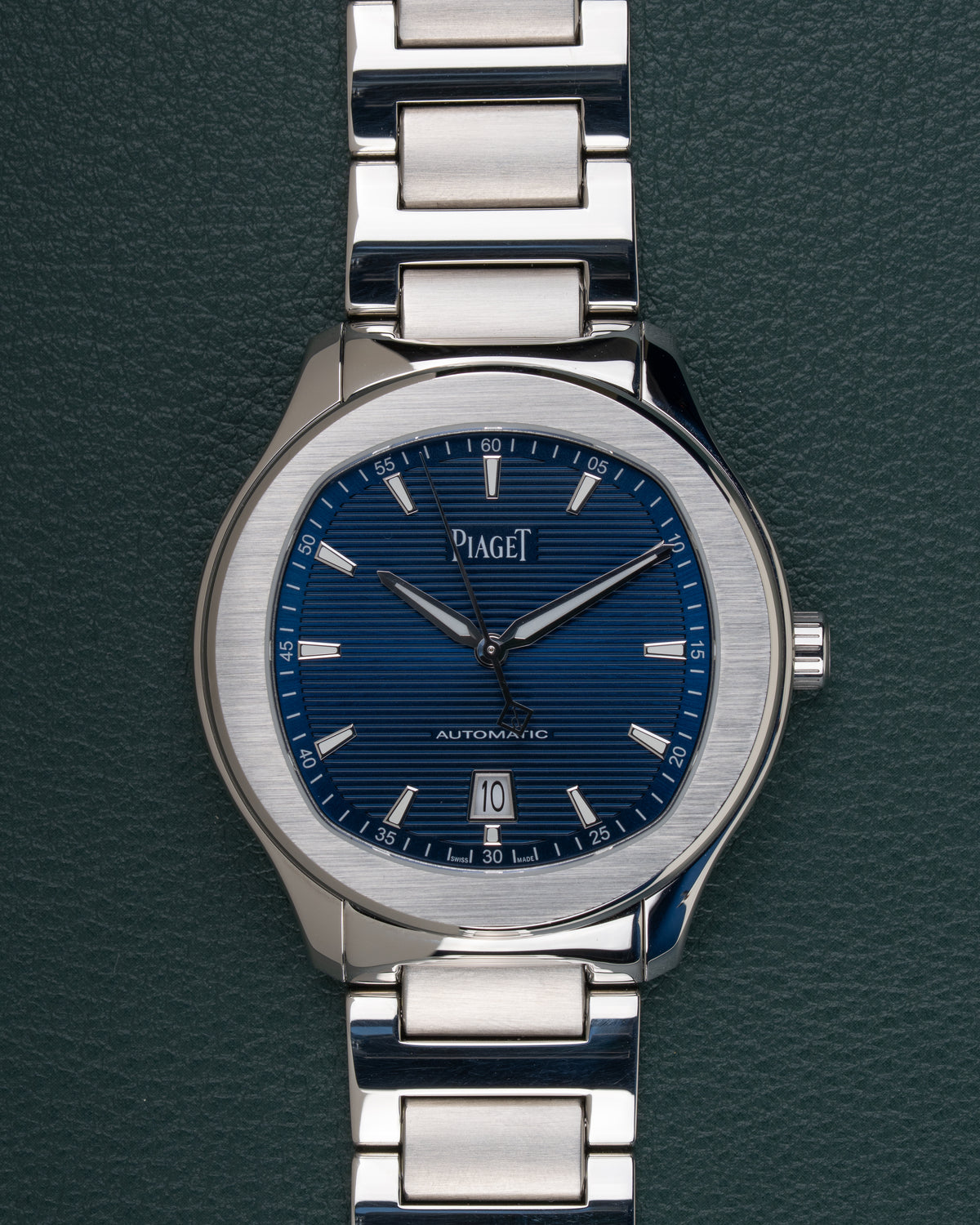 Piaget Polo Date P11268 - frontaal aanzicht van de blauwe guilloché wijzerplaat