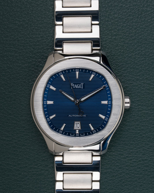 Piaget Polo Date P11268 - frontaal aanzicht van de blauwe guilloché wijzerplaat