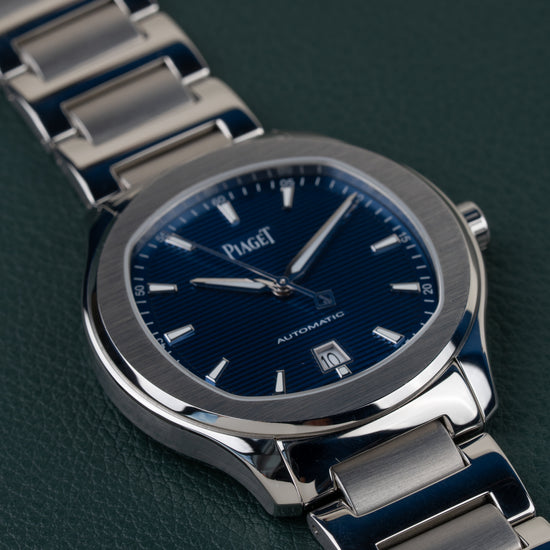 Piaget Polo Date P11268 - detailopname onder een hoek met kroon zichtbaar