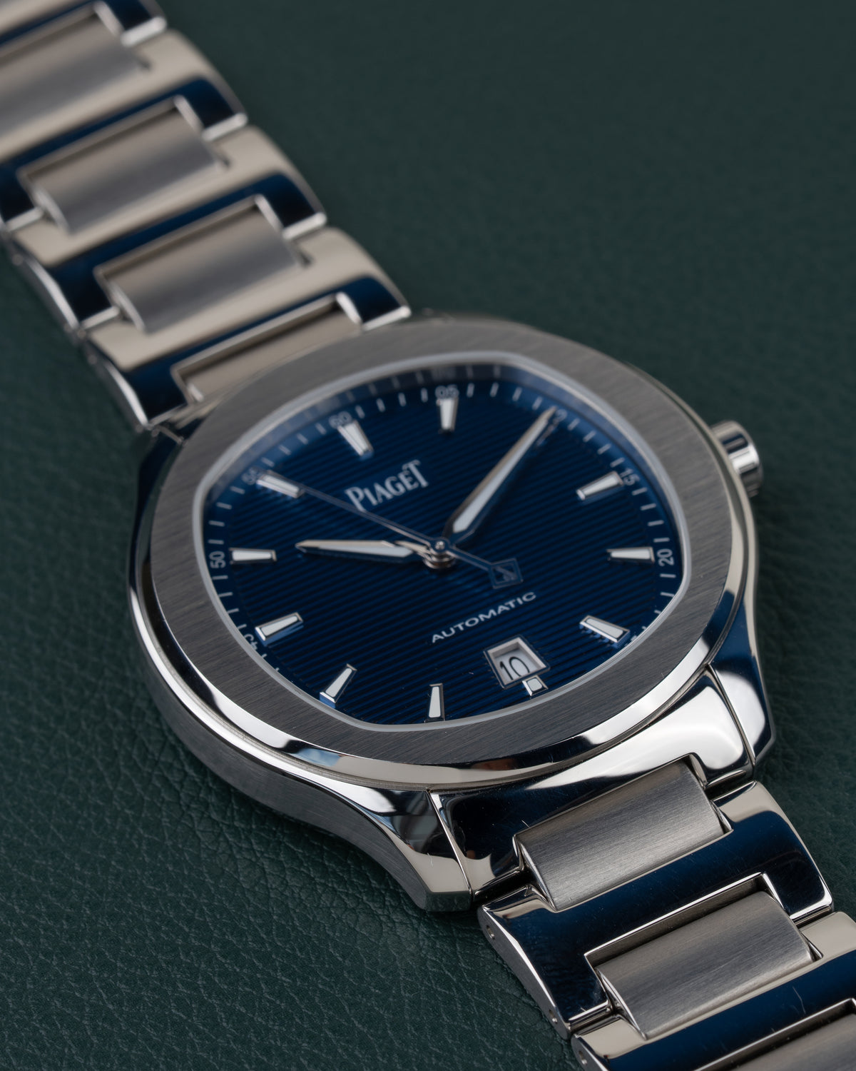 Piaget Polo Date P11268 - detailopname onder een hoek met kroon zichtbaar