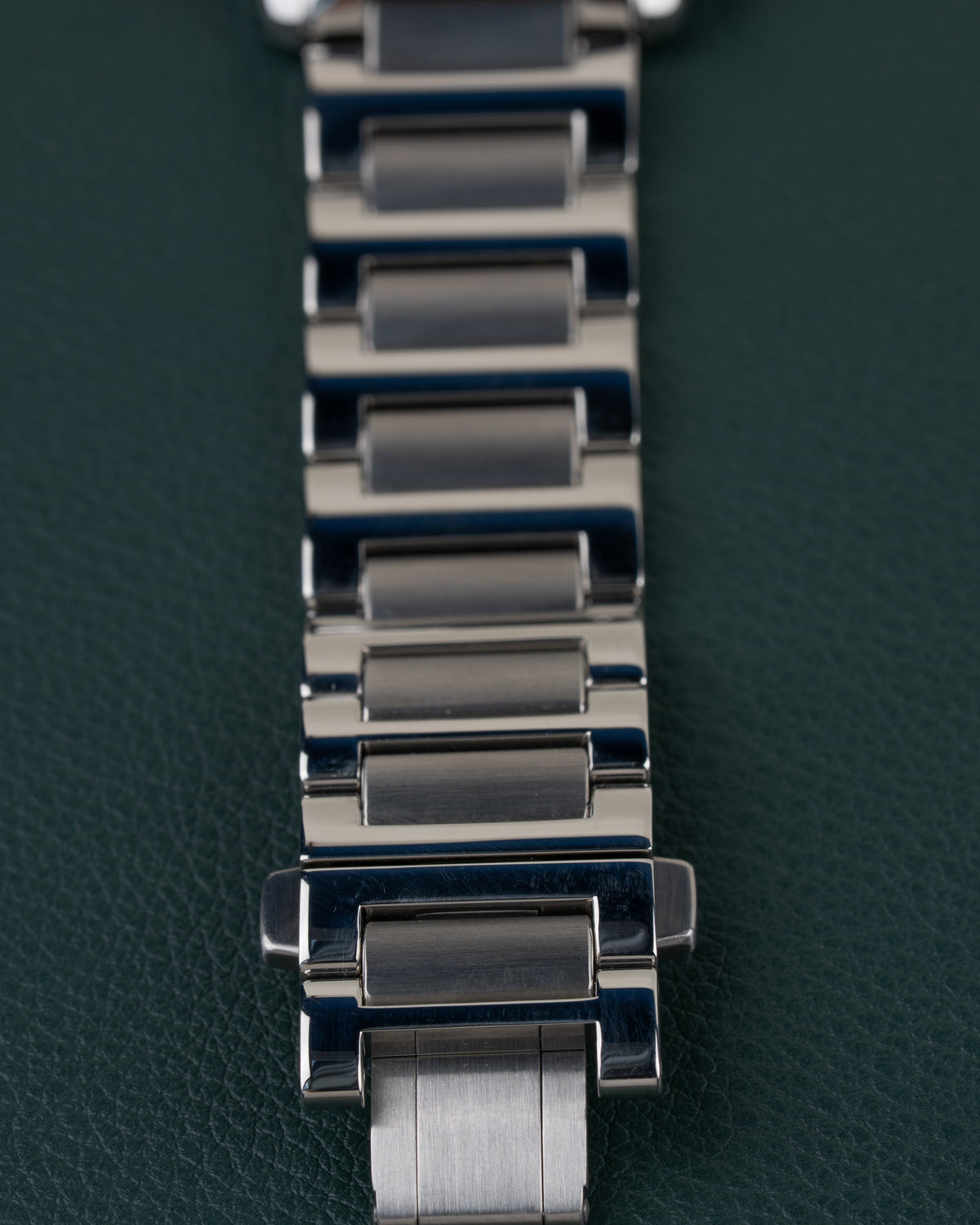 Piaget Polo Date P11268 - close-up van de schakelband en sluiting
