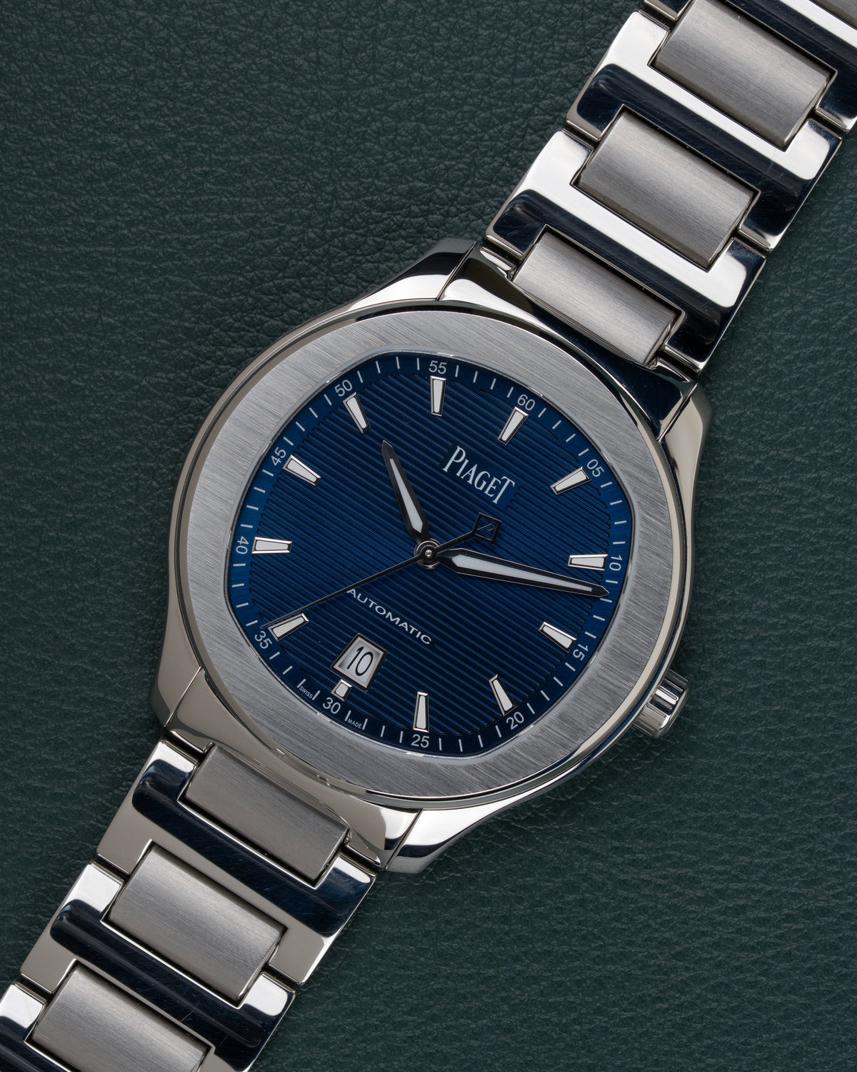 Piaget Polo Date P11268 - horloge onder een hoek met schakelband