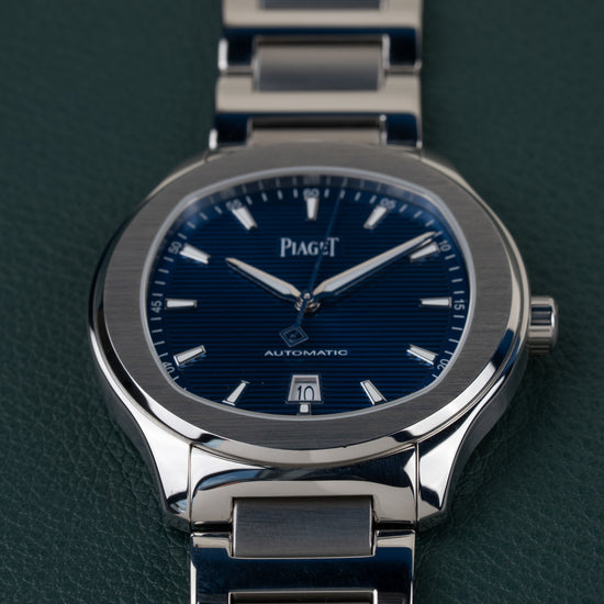Piaget Polo Date P11268 - close-up van de wijzerplaat met kroon zichtbaar