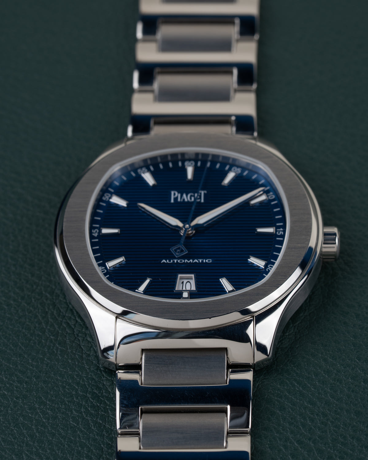 Piaget Polo Date P11268 - close-up van de wijzerplaat met kroon zichtbaar
