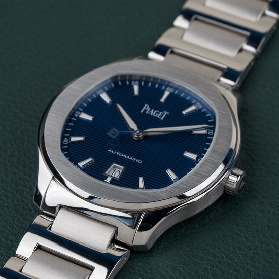 Piaget Polo Date P11268 - lage hoekopname met kroon prominent in beeld