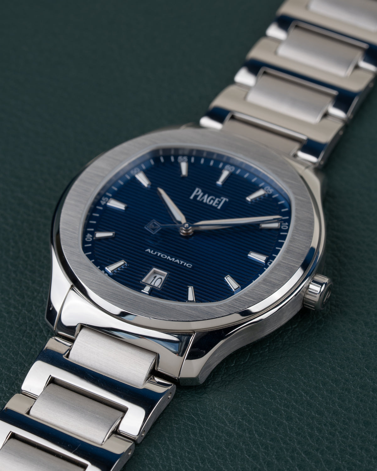 Piaget Polo Date P11268 - lage hoekopname met kroon prominent in beeld
