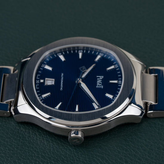 Piaget Polo Date P11268 - zijaanzicht met kroon en gewelfde kast