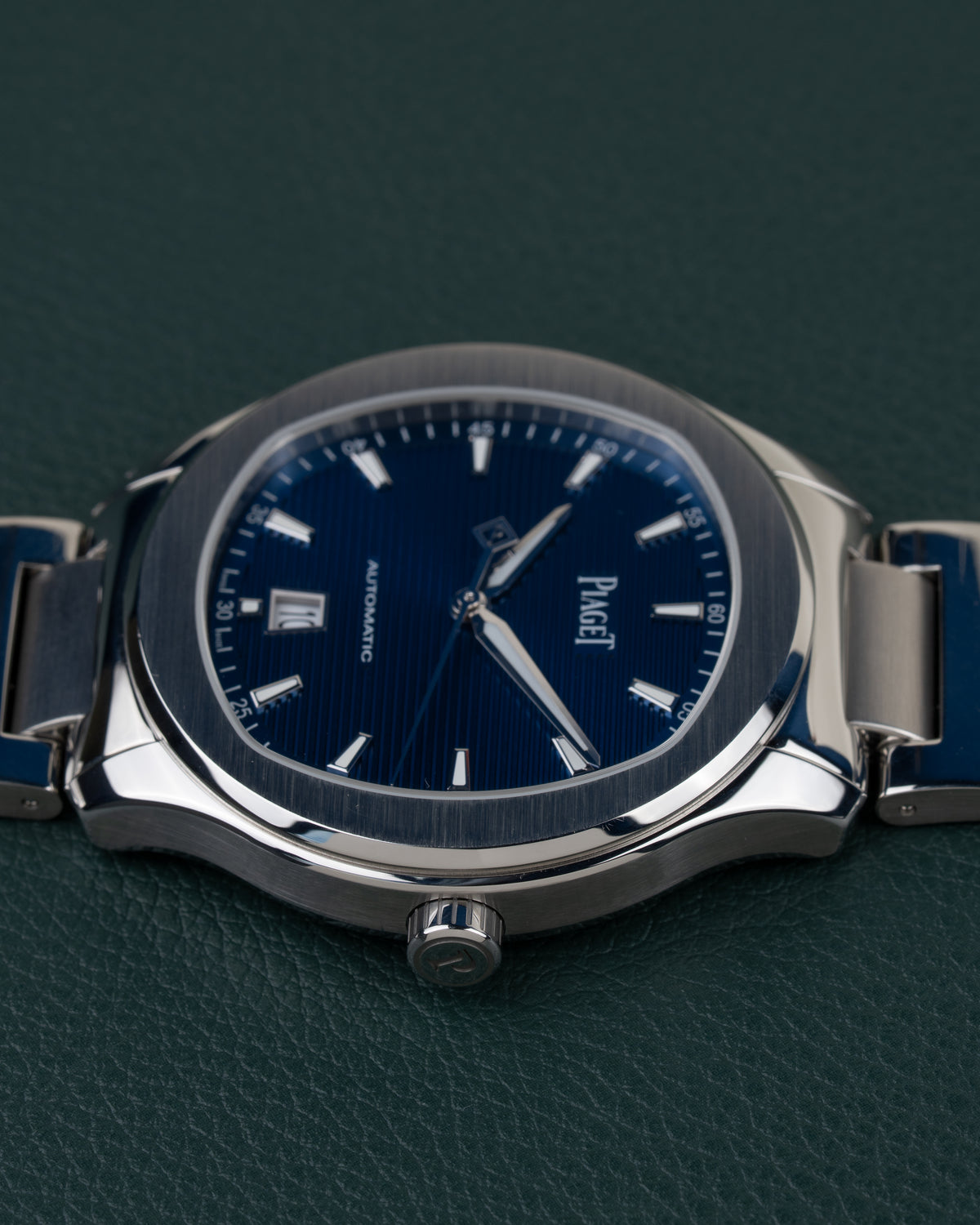 Piaget Polo Date P11268 - zijaanzicht met kroon en gewelfde kast