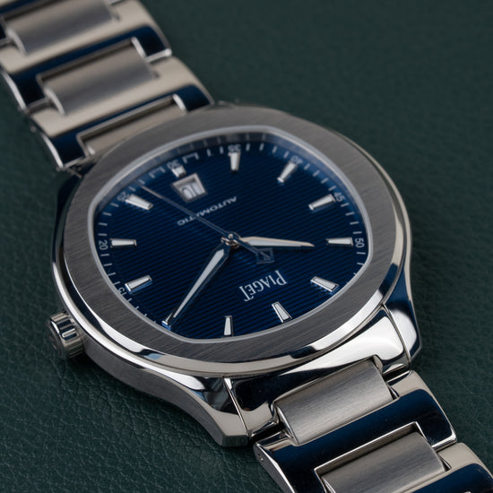 Piaget Polo Date P11268 - diagonale detailopname van wijzerplaat en kast