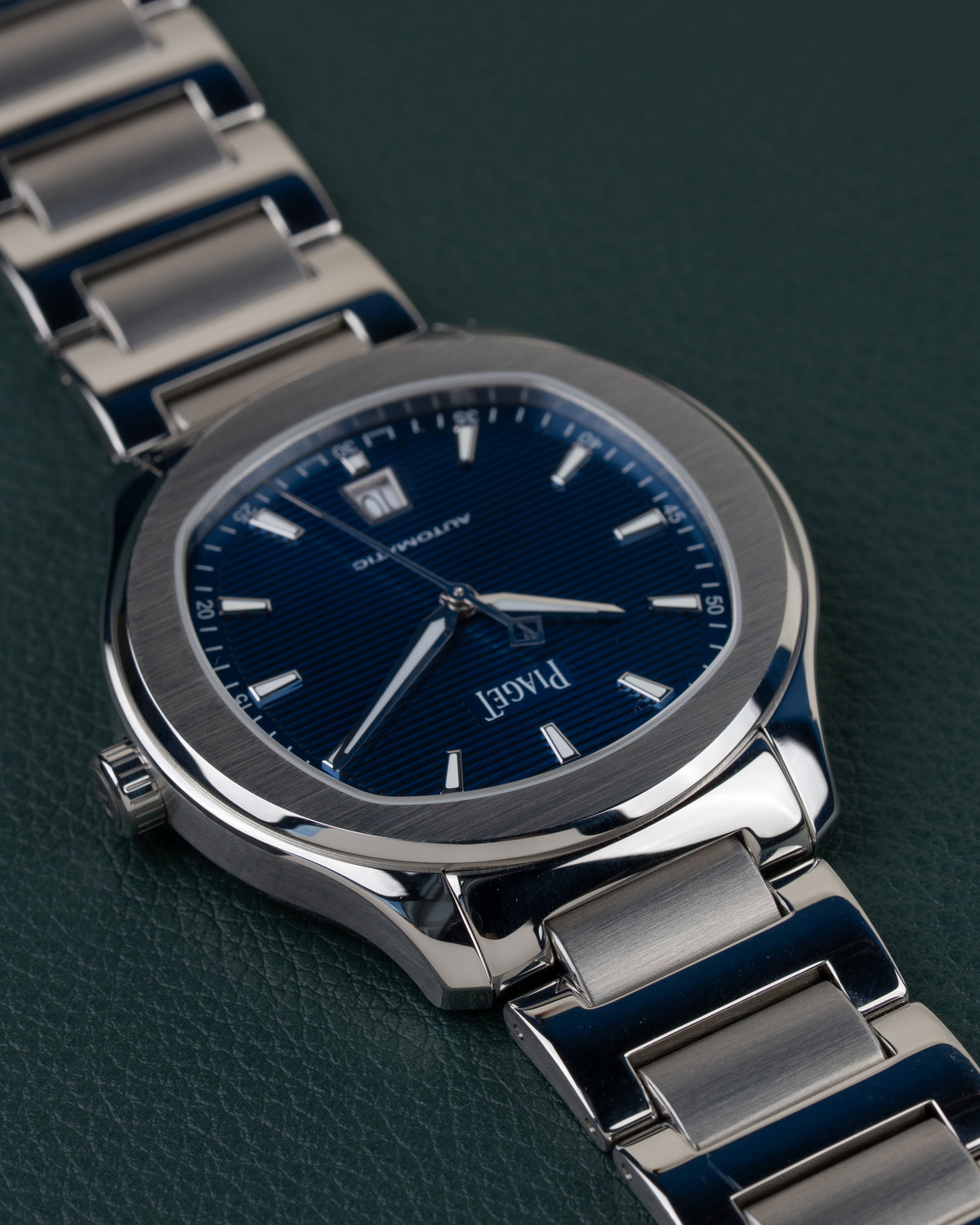 Piaget Polo Date P11268 - diagonale detailopname van wijzerplaat en kast