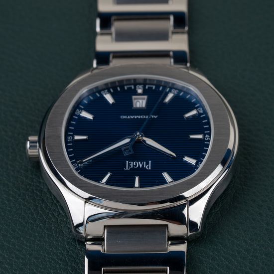 Piaget Polo Date P11268 - detailopname van de wijzerplaat met kroon links