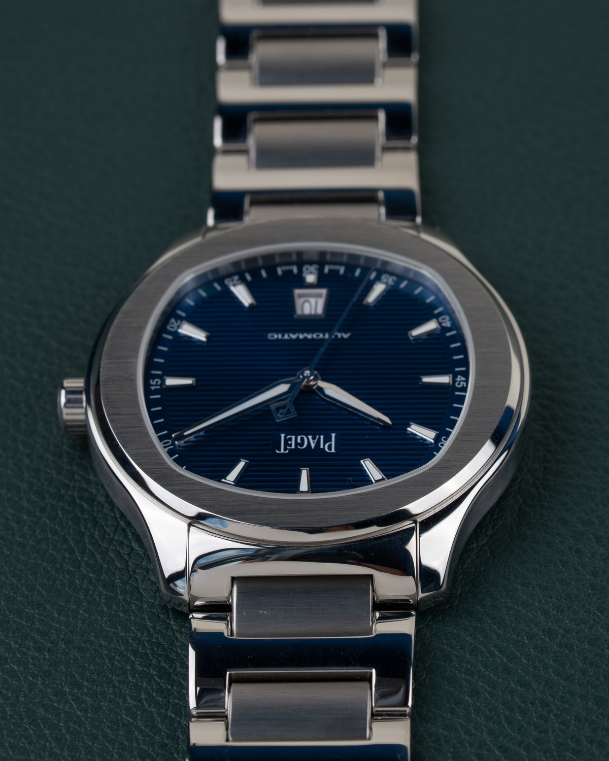 Piaget Polo Date P11268 - detailopname van de wijzerplaat met kroon links