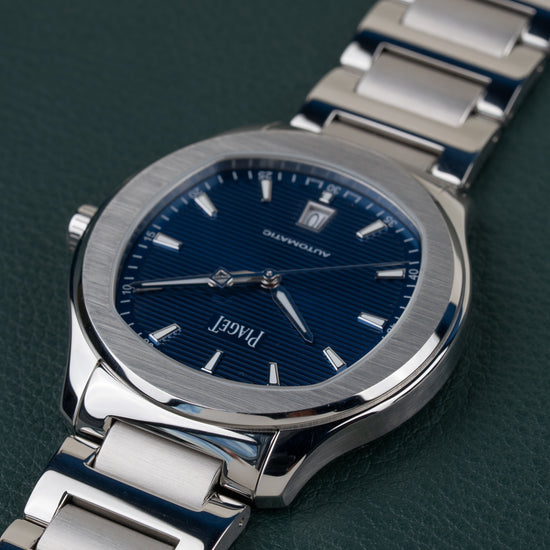 Piaget Polo Date P11268 - diagonale opname van kast en schakelband