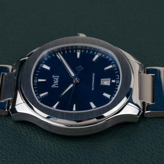 Piaget Polo Date P11268 - lage hoekopname van de kastrand met kroon boven