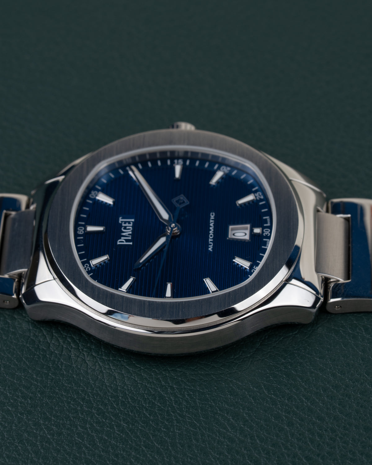 Piaget Polo Date P11268 - lage hoekopname van de kastrand met kroon boven