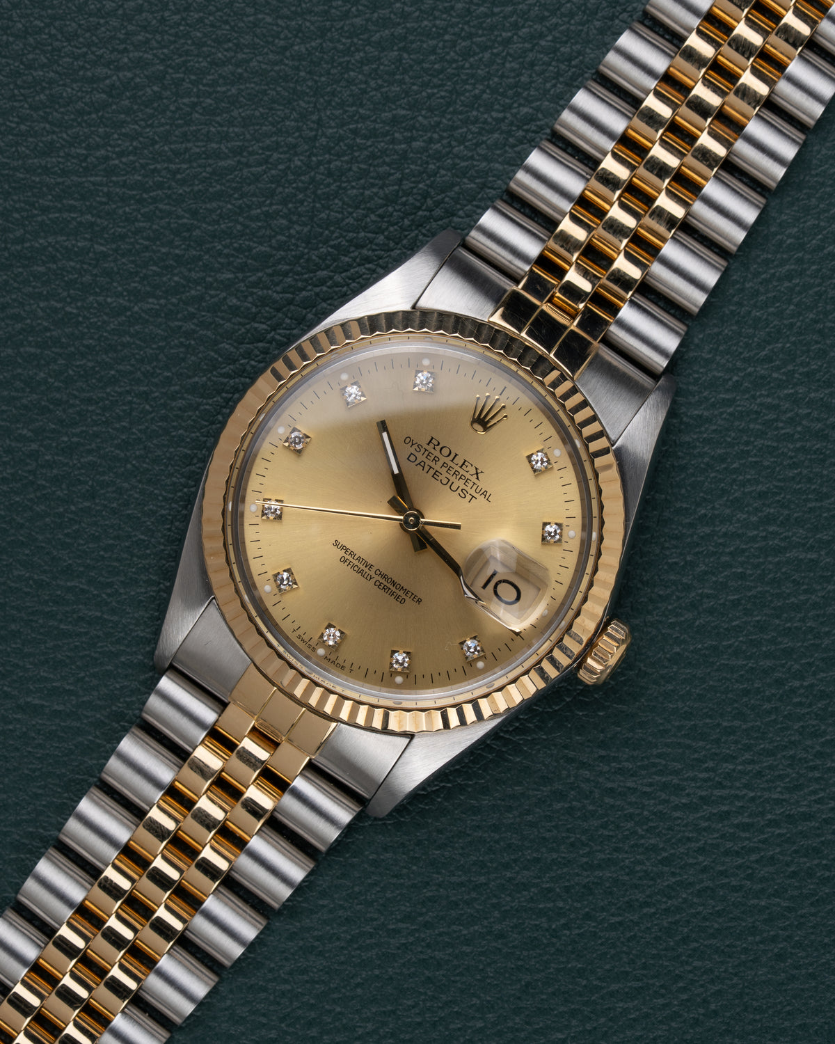Rolex Datejust 16013 Champagne Diamanten Dial - diagonaal aanzicht van het horloge, kroon rechts