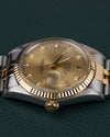 Rolex Datejust 16013 Champagne Diamanten Dial - horloge 90 graden gedraaid gefotografeerd, kroon onderaan met Rolex-gravering