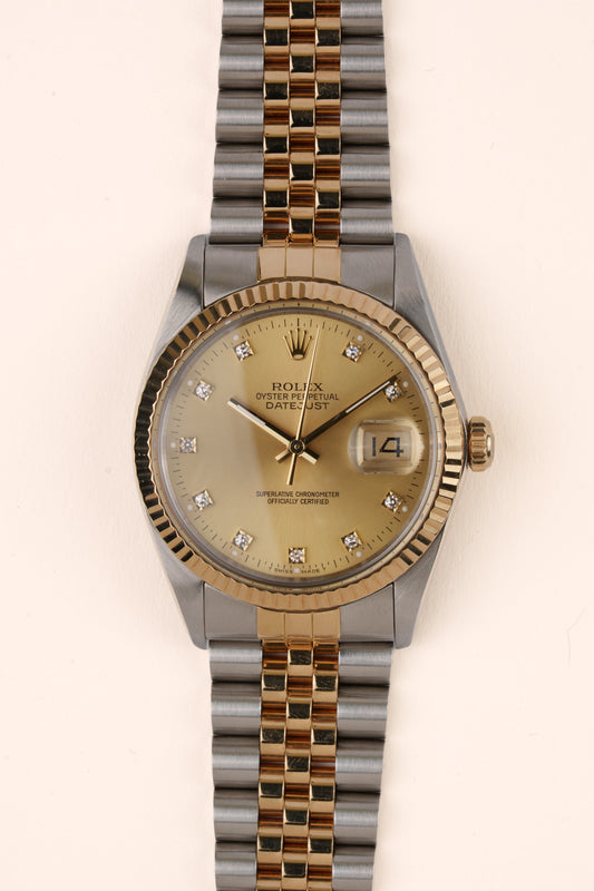 Rolex Datejust 16013 - vooraanzicht van de champagne wijzerplaat met diamanten indexen, geribbelde gouden bezel en armband