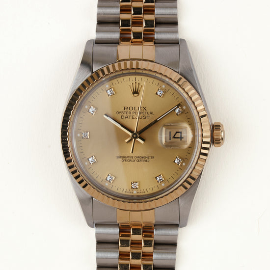 Rolex Datejust 16013 - vooraanzicht van de champagne wijzerplaat met diamanten indexen, geribbelde gouden bezel en armband