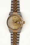 Rolex Datejust 16013 - vooraanzicht van de champagne wijzerplaat met diamanten indexen, geribbelde gouden bezel en armband
