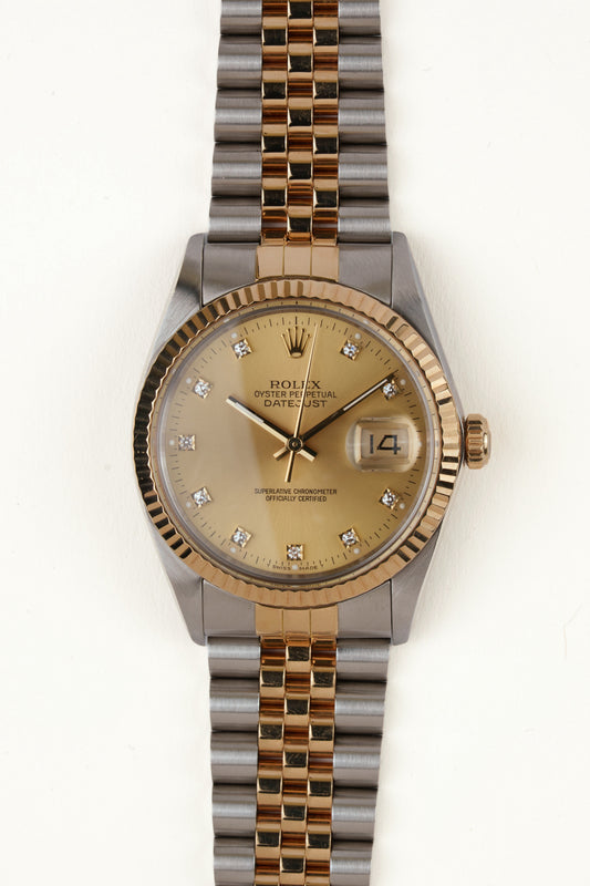 Rolex Datejust 16013 - vooraanzicht van de champagne wijzerplaat met diamanten indexen, geribbelde gouden bezel en armband