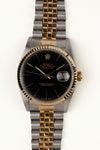Rolex Datejust 16233 - vooraanzicht van de zwarte wijzerplaat, geribbelde gouden bezel en armband