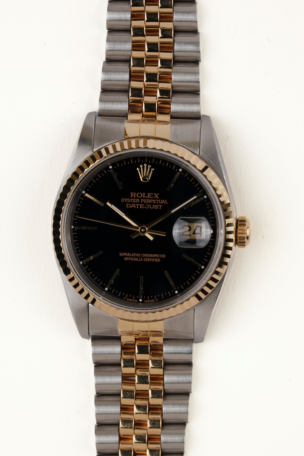 Rolex Datejust 16233 - vooraanzicht van de zwarte wijzerplaat, geribbelde gouden bezel en armband