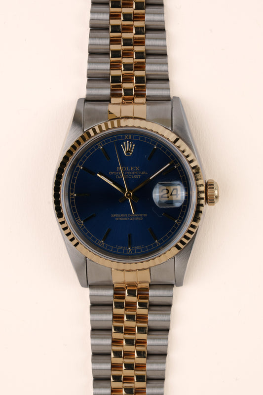 Rolex Datejust 16233 - vooraanzicht van de blauwe wijzerplaat, geribbelde gouden bezel en armband