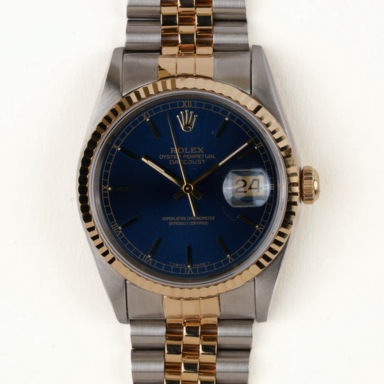 Rolex Datejust 16233 - vooraanzicht van de blauwe wijzerplaat, geribbelde gouden bezel en armband
