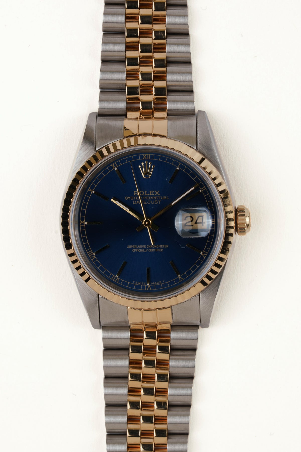 Rolex Datejust 16233 - vooraanzicht van de blauwe wijzerplaat, geribbelde gouden bezel en armband