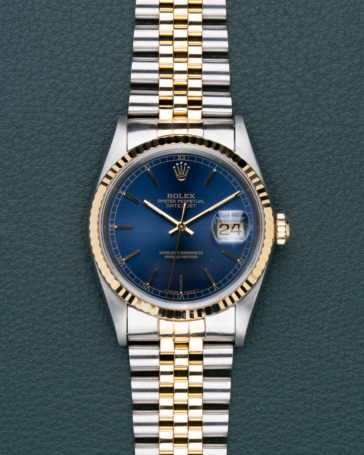Rolex Datejust 16233 Blue Dial - frontaal aanzicht met blauwe sunburst wijzerplaat, gouden fluted bezel en Jubilee band