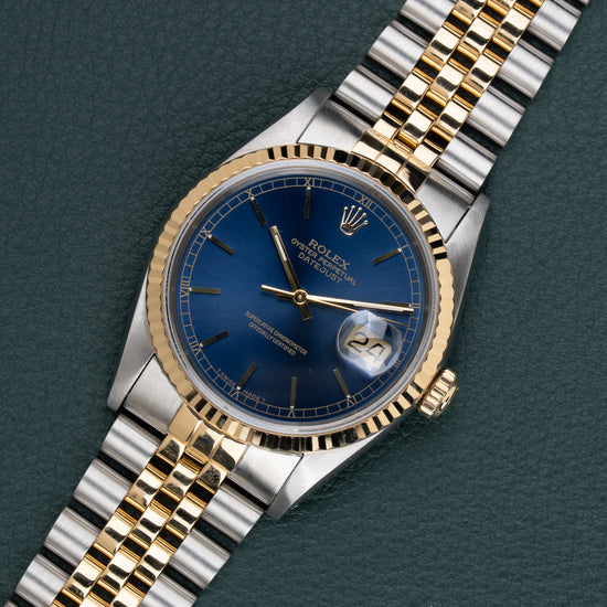 Rolex Datejust 16233 Blue Dial - diagonaal aanzicht met kroon op 3 uur en blauwe wijzerplaat