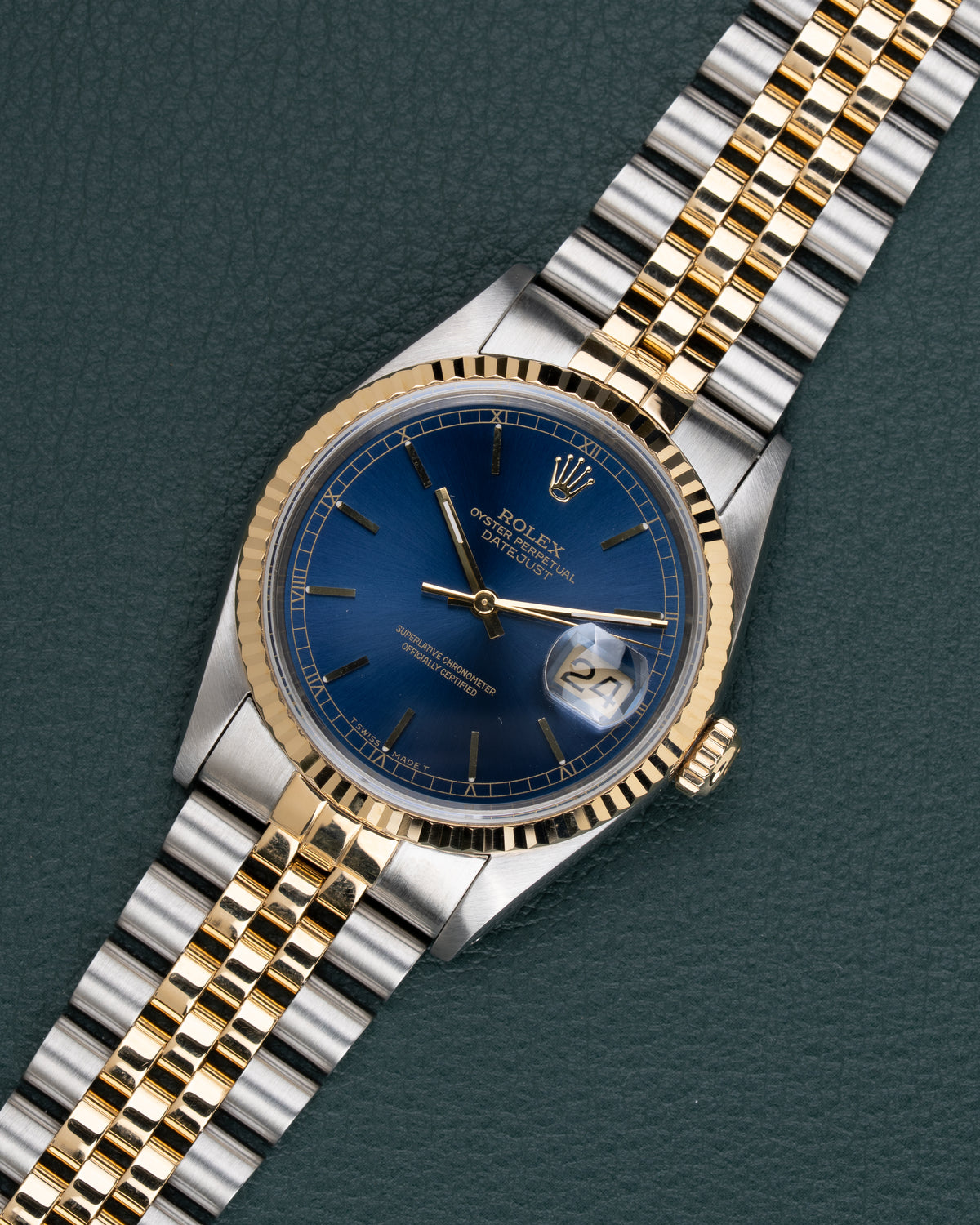 Rolex Datejust 16233 Blue Dial - diagonaal aanzicht met kroon op 3 uur en blauwe wijzerplaat