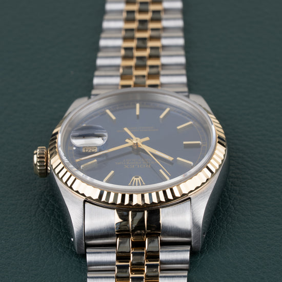 Rolex Datejust 16233 Blue Dial - close-up van wijzerplaat en fluted bezel met kroon zichtbaar links