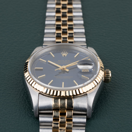 Rolex Datejust 16233 Blue Dial - close-up van wijzerplaat en fluted bezel met kroon zichtbaar rechts
