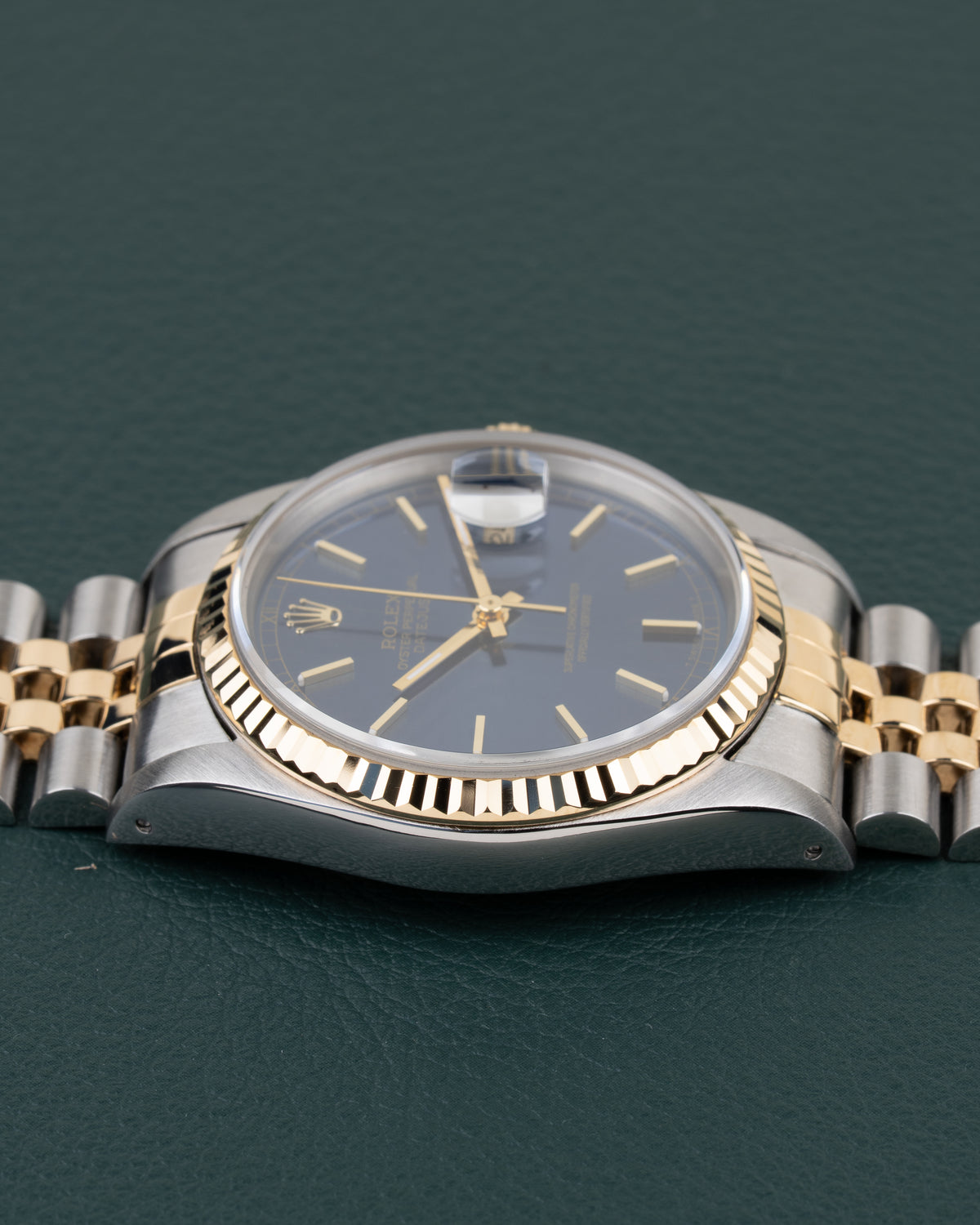 Rolex Datejust 16233 Blue Dial - zijaanzicht van de kast met kroon verborgen aan andere zijde