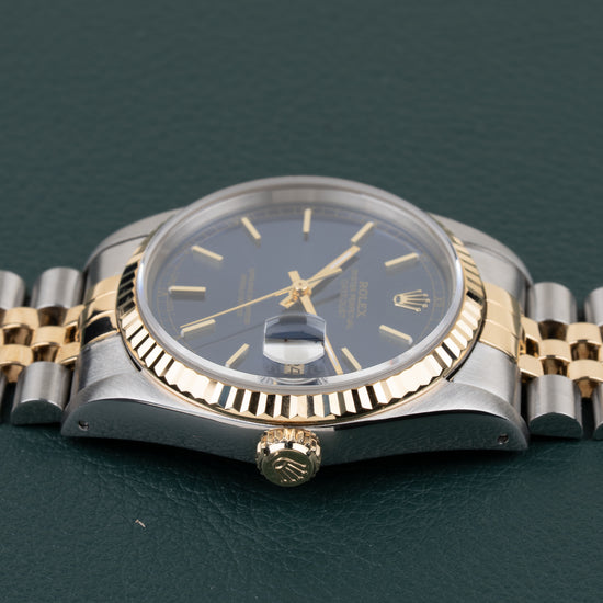 Rolex Datejust 16233 Blue Dial - zijaanzicht van de kast met kroon zichtbaar onderaan