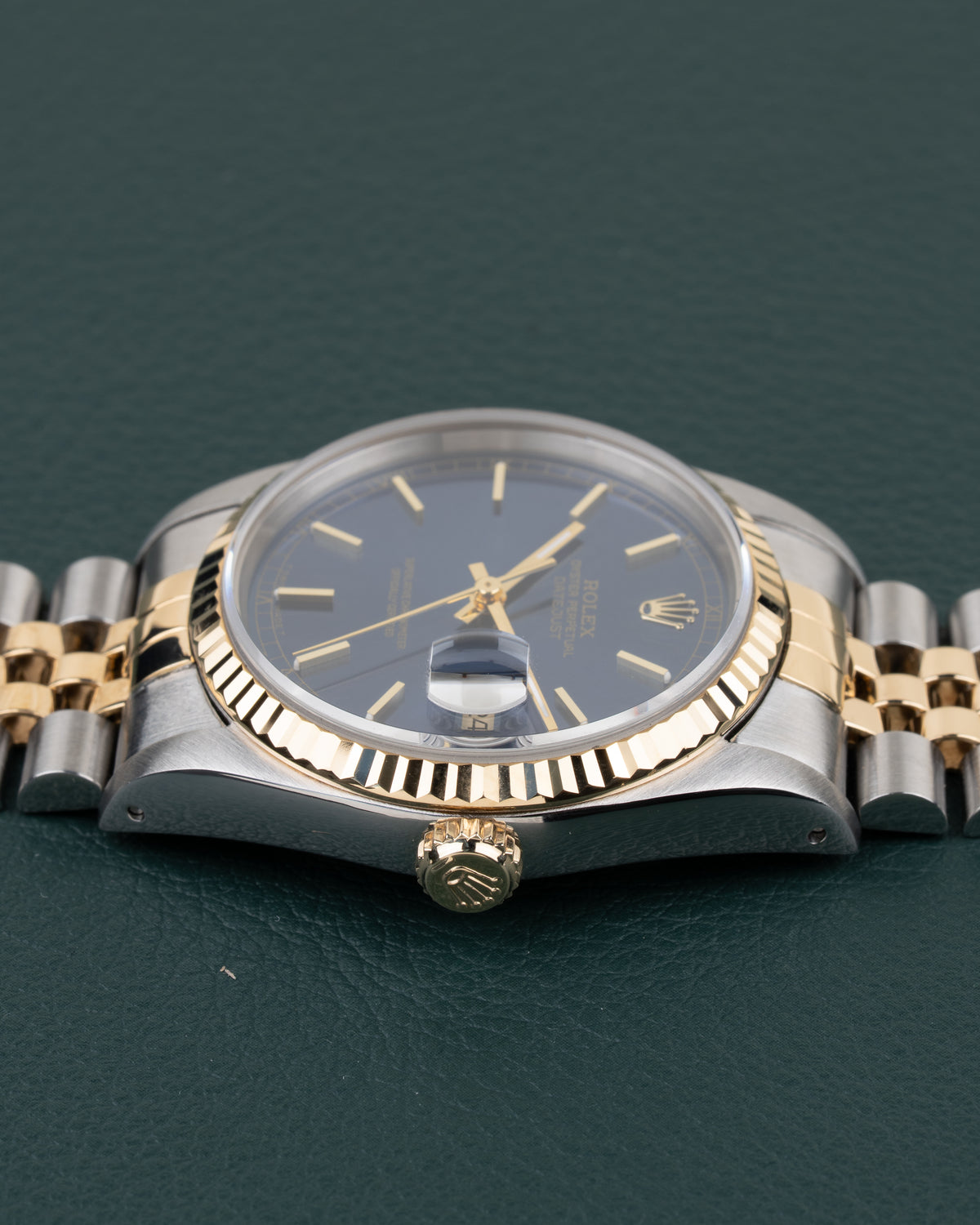 Rolex Datejust 16233 Blue Dial - zijaanzicht van de kast met kroon zichtbaar onderaan