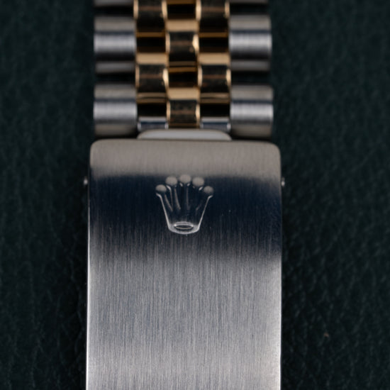 Rolex Datejust 16233 Blue Dial - close-up van de vouwsluiting met Rolex kroonlogo op Jubilee band