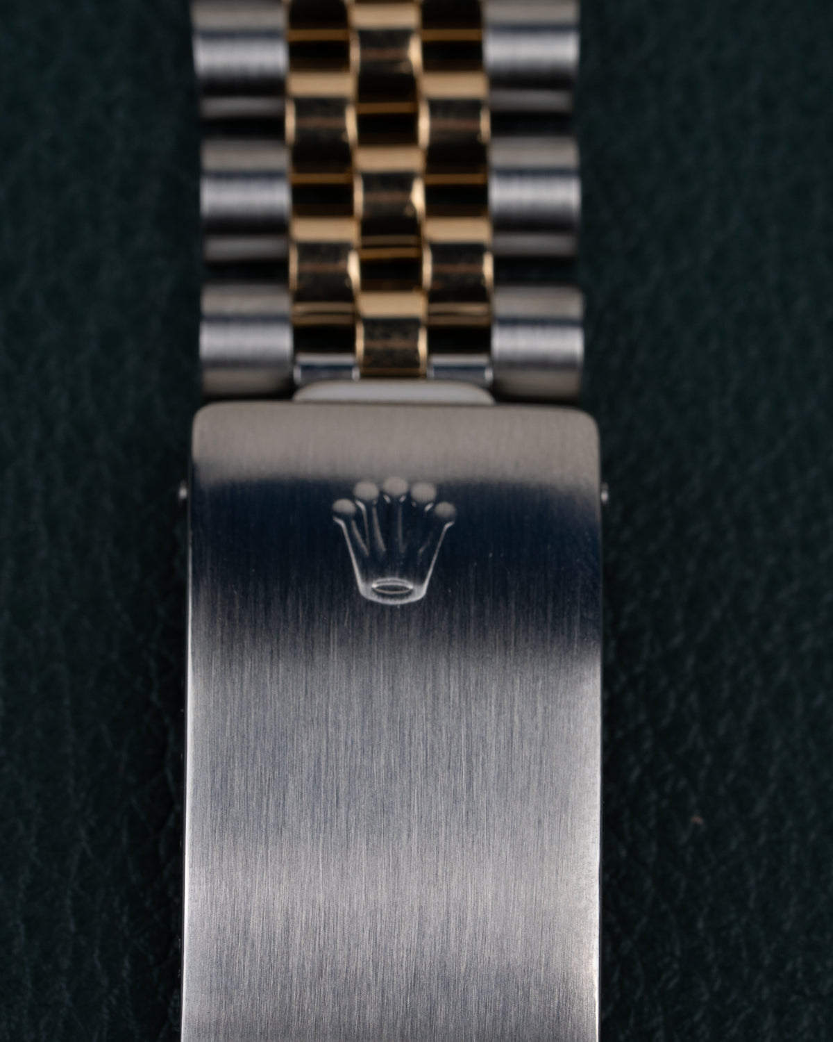 Rolex Datejust 16233 Blue Dial - close-up van de vouwsluiting met Rolex kroonlogo op Jubilee band