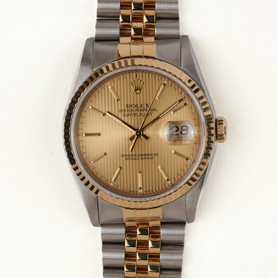 Rolex Datejust 16233 - vooraanzicht van de champagne wijzerplaat, geribbelde gouden bezel en armband