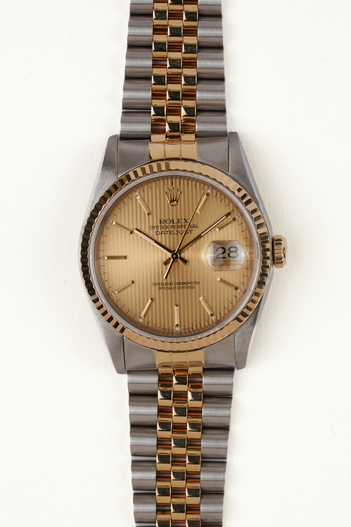 Rolex Datejust 16233 - vooraanzicht van de champagne wijzerplaat, geribbelde gouden bezel en armband